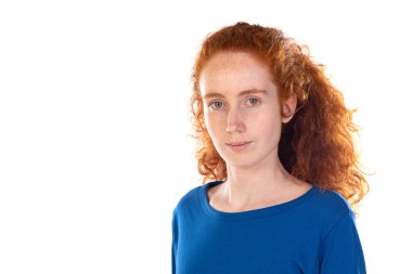 Kızıl saçlı kız beyaz arka planda izole edilmiş bir şey düşünüyor.