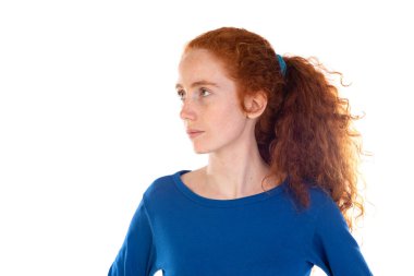 Kızıl saçlı kız beyaz arka planda izole edilmiş bir şey düşünüyor.