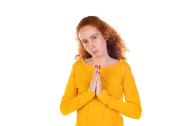 Samimi kızıl kadın el ele tutuşup beyaz arka planda dua ediyor.