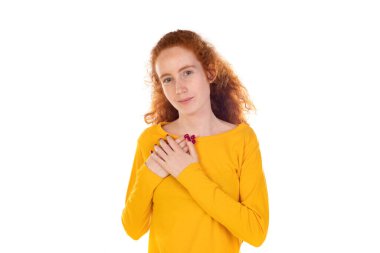 Güzel kızıl saçlı genç kadın içten şükranlarını sunuyor, ellerini göğsüne koyuyor, olumlu gülümsüyor, sevgilisinden gelen sıcak sözleri takdir ediyor, çok minnettar. 