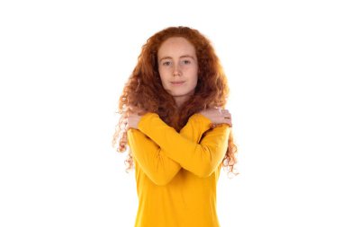 Kederli kızıl saçlı kız beyaz bir arka planda izole edilmiş.