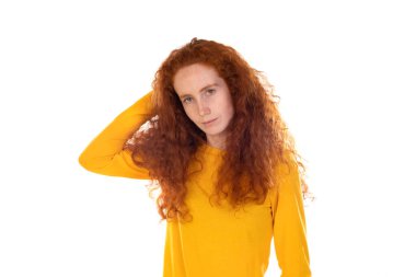 Kederli kızıl saçlı kız beyaz bir arka planda izole edilmiş.