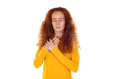 Güzel kızıl saçlı genç kadın içten şükranlarını sunuyor, ellerini göğsüne koyuyor, olumlu gülümsüyor, sevgilisinden gelen sıcak sözleri takdir ediyor, çok minnettar. 