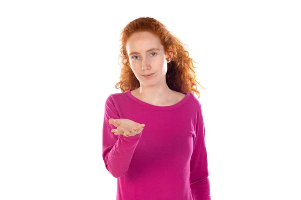 Jong Roodharig Meisje Dragen Roze Shirt Witte Achtergrond Lachend Vriendelijk — Stockfoto