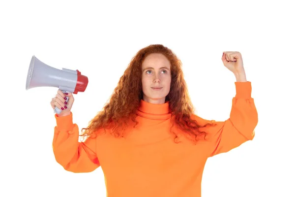 身穿橙色湿衣的红头发少女在白墙的背景下显得孤立无援 人的生活方式概念 用扩音器大喊 — 图库照片