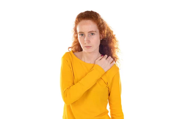 红头发的年轻女子背痛 用手触摸肩膀 白色背景下的肌肉疼痛 — 图库照片