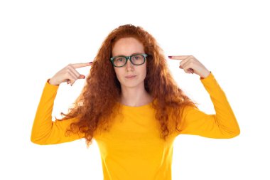 Head shot stüdyo portre mavi t-shirt gözlük takan genç ciddi kırmızı başlı kadın kamera gri beyaz boş poz bakarak, gözlük gözlük teklif, öğrenci bursu yüksek öğretim kavramı 