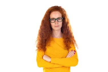 Head shot stüdyo portre mavi t-shirt gözlük takan genç ciddi kırmızı başlı kadın kamera gri beyaz boş poz bakarak, gözlük gözlük teklif, öğrenci bursu yüksek öğretim kavramı 