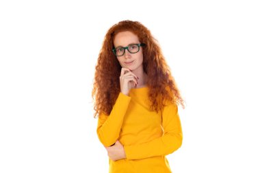 Head shot stüdyo portre mavi t-shirt gözlük takan genç ciddi kırmızı başlı kadın kamera gri beyaz boş poz bakarak, gözlük gözlük teklif, öğrenci bursu yüksek öğretim kavramı 