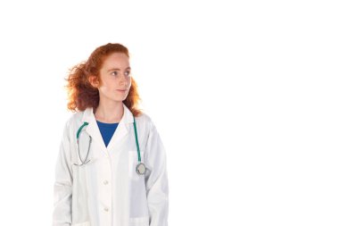 Kızıl saçlı kadın gülerken beyaz bir arka planda izole.