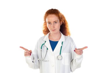 Kızıl saçlı kadın gülerken beyaz bir arka planda izole.