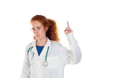 Kızıl saçlı kadın gülerken beyaz bir arka planda izole.