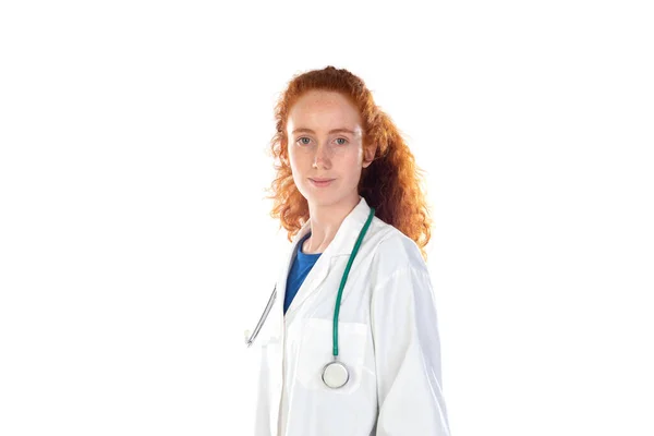 Rödhårig Läkare Kvinna Skrattar Isolerad Vit Bakgrund — Stockfoto