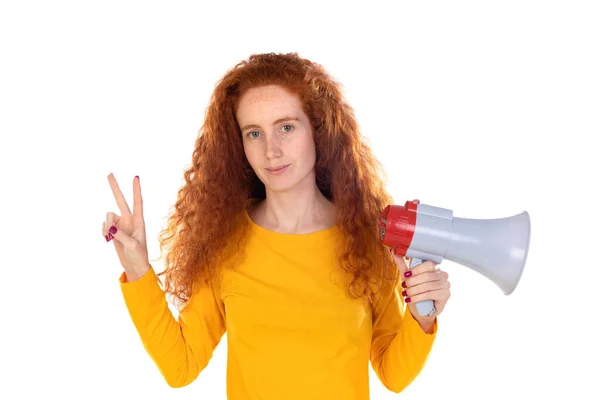 身穿橙色湿衣的红头发少女在白墙的背景下显得孤立无援 人的生活方式概念 在白色背景上隔离的扩音器中的呐喊 — 图库照片