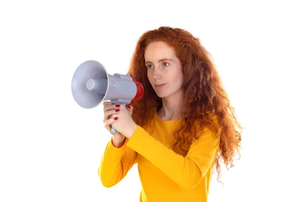 身穿橙色湿衣的红头发少女在白墙的背景下显得孤立无援 人的生活方式概念 在白色背景上隔离的扩音器中的呐喊 — 图库照片