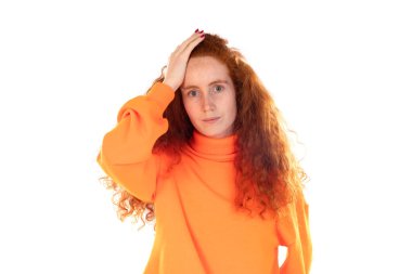 Genç, mutsuz, kırmızı saçlı, turuncu formalı, korkunç baş ağrısı ve migrenden muzdarip, yüksek tansiyonlu, güçlü bir ağrı hisseden, beyaz stüdyo arka planında izole edilmiş, yorgun ve yorgun bir kadın.. 