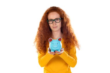 Kızıl saçlı, gözlüklü, elinde para kutusu olan kurtarıcı bir kadın beyaz bir arka planda izole edilmiş.