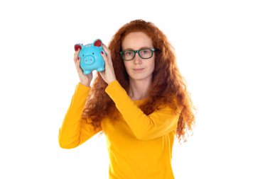 Kızıl saçlı, gözlüklü, elinde para kutusu olan kurtarıcı bir kadın beyaz bir arka planda izole edilmiş.