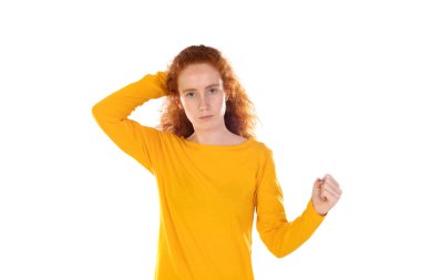 Genç mutsuz, yorgun, turuncu formalı, kızıl saçlı, beyaz stüdyo arka planında izole edilmiş, güçlü bir acı hisseden bir kadın.. 
