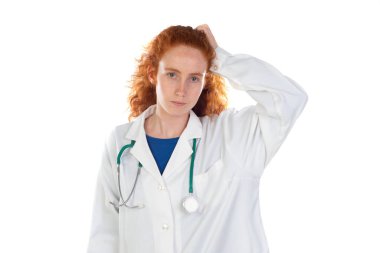 Beyaz arka planda laboratuvar önlüklü tatlı kızıl saçlı doktor. 