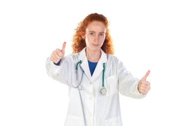 Beyaz arka planda laboratuvar önlüklü tatlı kızıl saçlı doktor. 