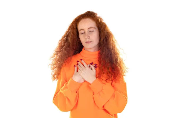 Junges Rothaariges Mädchen Orangefarbenem Pullover Vor Weißem Hintergrund Schließt Die — Stockfoto