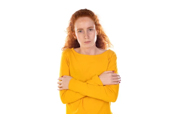 年轻而不快乐的疲倦使红头发的女人烦恼 她穿着橙色的球衣 感觉到强烈的疼痛 被白色的工作室背景隔离了 — 图库照片