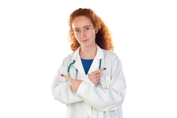 Aranyos Vörös Hajú Orvos Laboratóriumi Kabát Elszigetelt Fehér Alapon — Stock Fotó