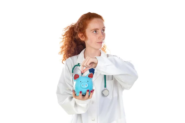 Aranyos Vörös Hajú Orvos Laborköpenyben Pénzt Takarít Meg Elszigetelt Fehér — Stock Fotó