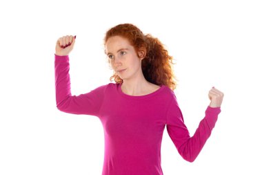 Beyaz arka planda izole edilmiş neşeli, şanslı, kızıl saçlı kızın portresi. 