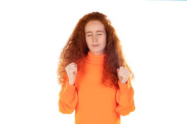 Beyaz arka planda izole edilmiş neşeli, şanslı, kızıl saçlı kızın portresi. 