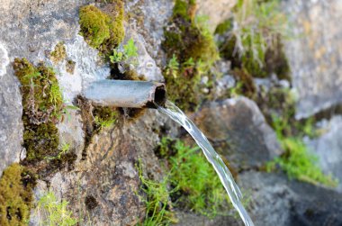 Kristal berrak suyu olan bir borunun kaynağı 