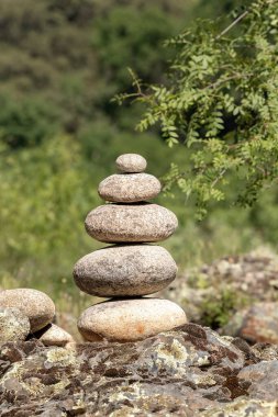 denge ve uyum kavramı. doğa üzerinde kayalar 