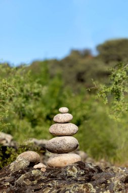 denge ve uyum kavramı. doğa üzerinde kayalar 