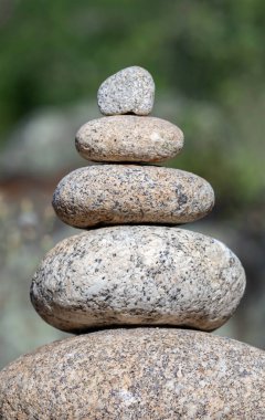 denge ve uyum kavramı. doğa üzerinde kayalar 