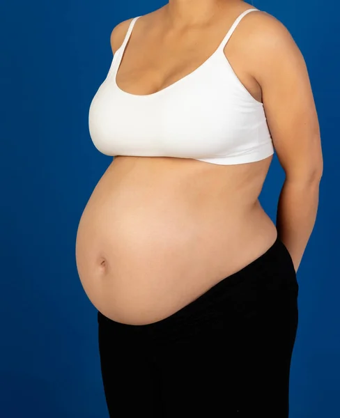 Embarazo Mujer Embarazada Feliz Aislada Sobre Fondo Azul — Foto de Stock