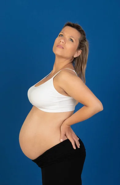 Grossesse Heureuse Femme Enceinte Isolée Sur Fond Bleu — Photo