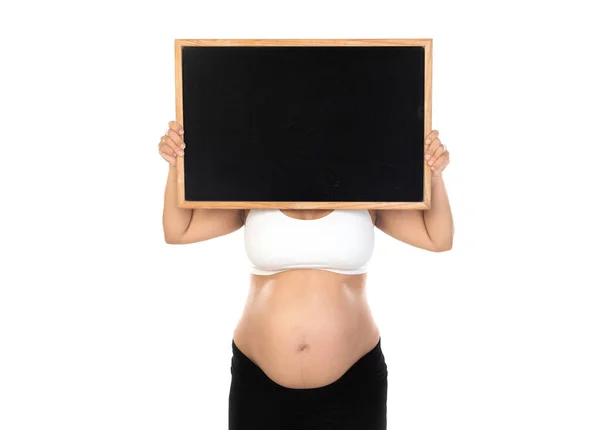 白い背景に隔離された白い空の黒板を持つ妊婦 — ストック写真