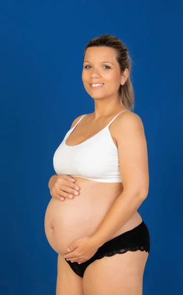 青い背景に隔離された妊婦の美しい腹と体 — ストック写真