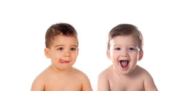 两个滑稽的婴儿在白色的背景上孤独地笑着 — 图库照片