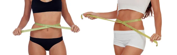 身材瘦小的女性 在白种人的背景下测量她们的身体周围 — 图库照片
