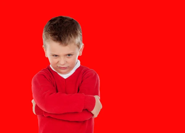 Enfant Blond Colère Avec Maillot Rouge Isolé Sur Fond Couleur — Photo