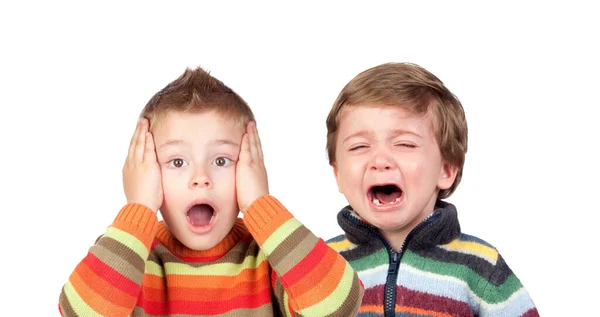 Dois Engraçados Irmãos Pequenos Mostrando Emoções Isoladas Fundo Branco — Fotografia de Stock