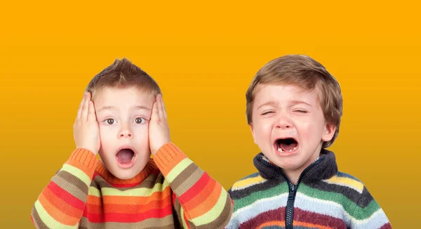 Dois Engraçados Irmãos Pequenos Mostrando Emoções Isoladas Fundo Laranja — Fotografia de Stock