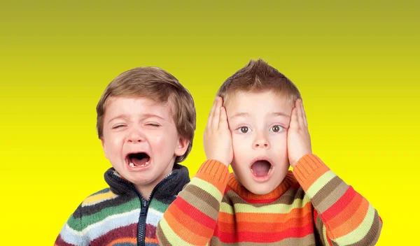 Δύο Αστείοι Μικροί Αδελφοί Που Δείχνουν Συναισθήματα Απομονωμένα Έγχρωμο Φόντο — Φωτογραφία Αρχείου