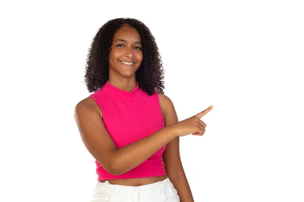 Happy Black Girl Wskazując Przestrzeń Kopiowania Nad Fioletowym Tle Studio — Zdjęcie stockowe