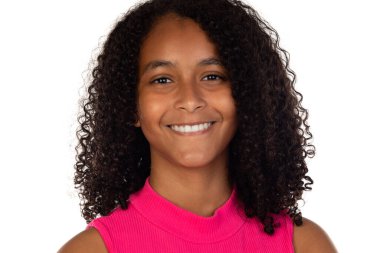 Güzel Afro-Amerikalı genç kız beyaz bir arka planda izole edilmiş.