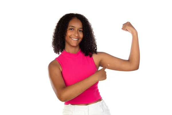 強いです陽気な十代の女の子の肖像とともにアフロ髪スタイル身に着けていますピンクTシャツ上の白い背景に筋肉を示す — ストック写真