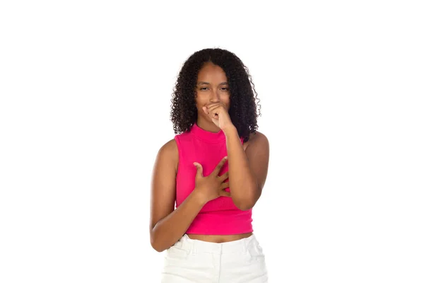 白い背景感の上にピンクのTシャツを着て 風邪や気管支炎の症状として咳をするアフロヘアスタイルの10代の女の子 医療室 — ストック写真