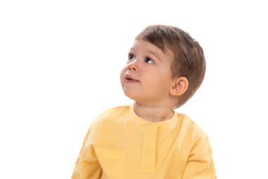 Düşünceli mutlu bebek beyaz arka planda soyutlanmış görünüyor.